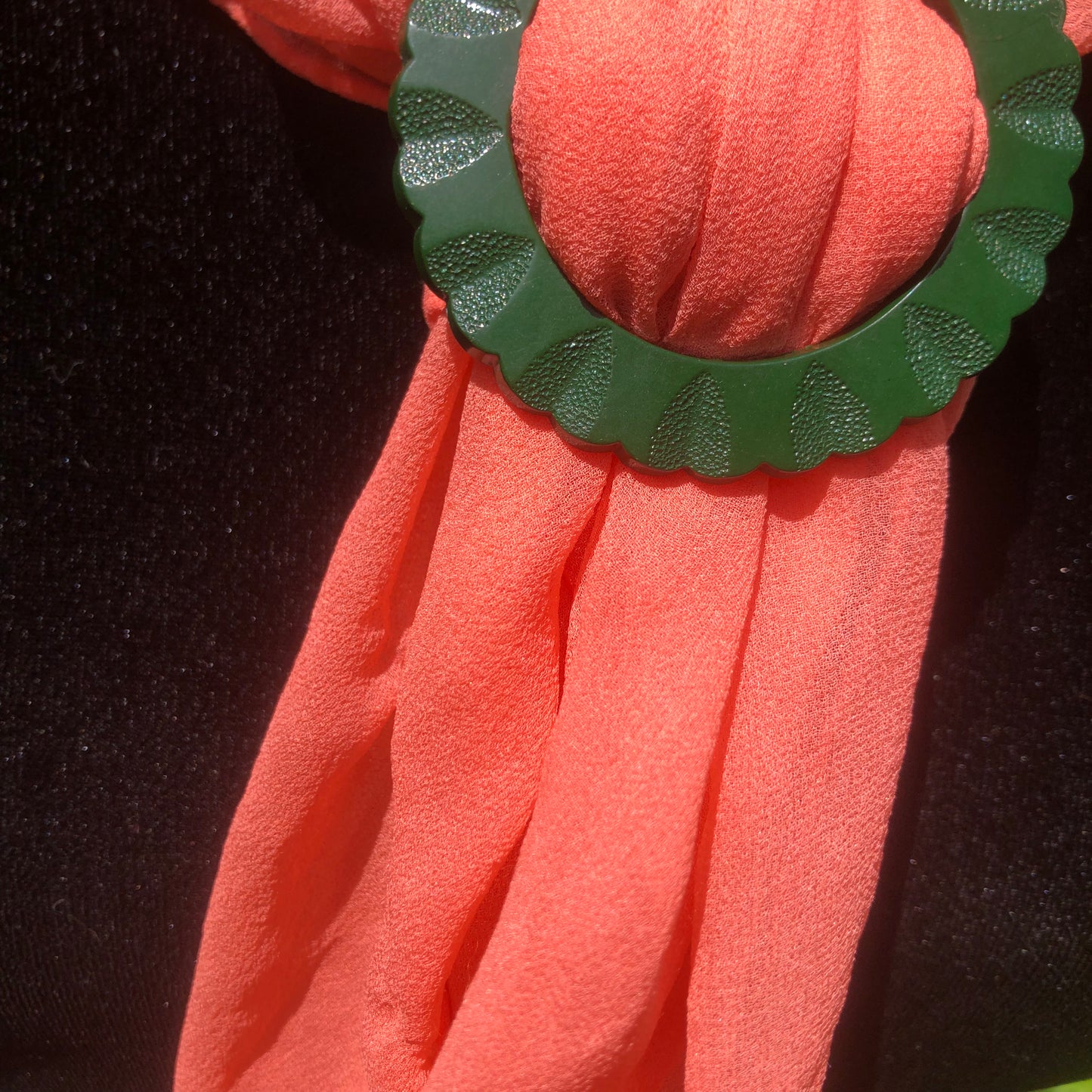 Green Flower Buckle Scarf Holder