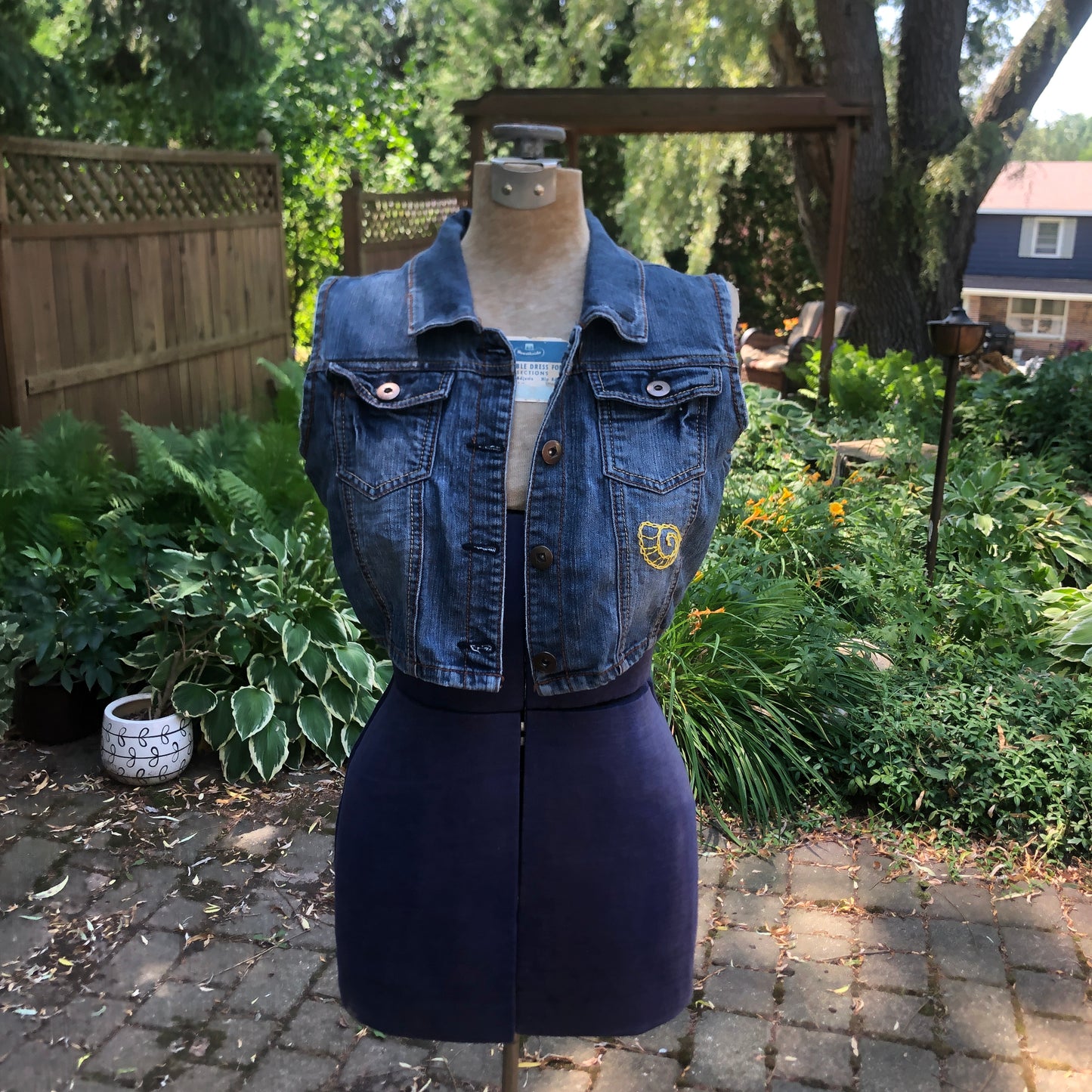 Up Cycled Jean Jacket Size M, One of a Kind Embroidery Design, Vintage Denim, Hand Embroidered Art Work, Size Medium Jacket,