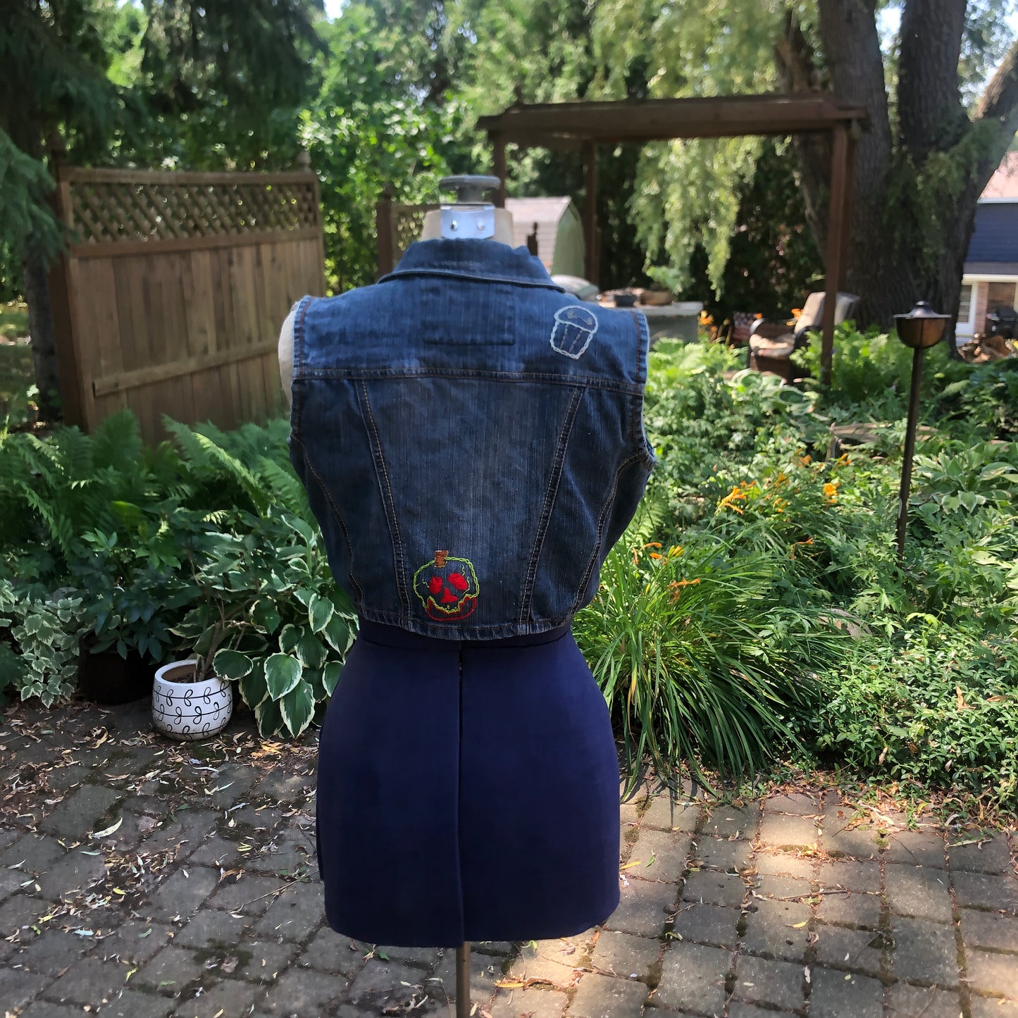 Up Cycled Jean Jacket Size M, One of a Kind Embroidery Design, Vintage Denim, Hand Embroidered Art Work, Size Medium Jacket,