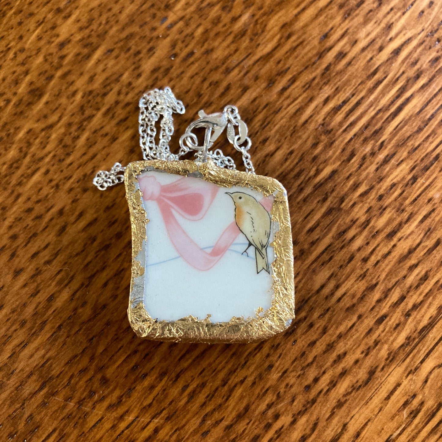 Broken Pottery Artisan Made Robin Pendant Wedgwood Peter Rabbit Collector Plate Handcrafted Necklace 1 1/8 in x 1.25 in