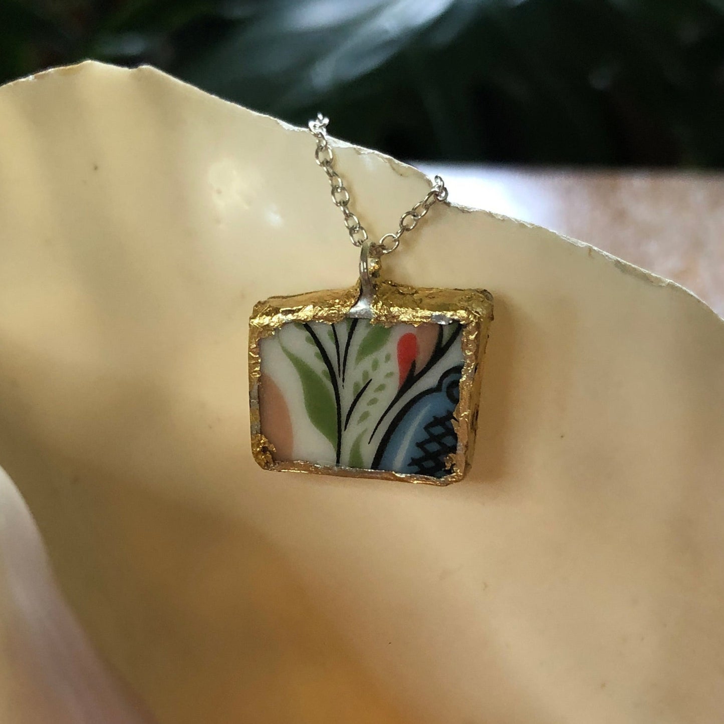 Broken Pottery Artisan Made Pendant Rosemaling Unbranded Plate Handcrafted Necklace 7/8in x 5/8in