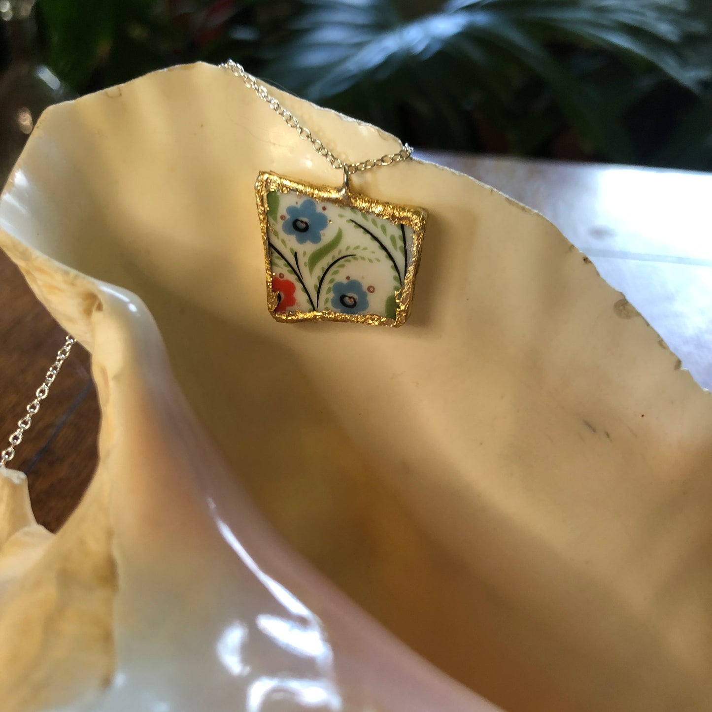 Broken Pottery Artisan Made Pendant Rosemaling Unbranded Plate Handcrafted Necklace 1in x 7/8in